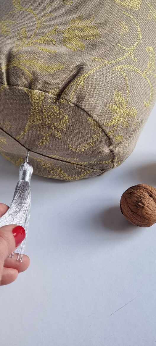 #2  LRULL BEZU*   PELĒKS AR GAIŠIEM DZELTENĪGIEM RAKSTIEM, AR PUŠĶIEM 40X15 CM