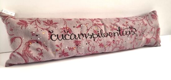 GRIĶU SPILVENS MAKARONS 1   "ČUČAMSPILVENTIŅŠ" PELĒKS AR BORDO RAKSTIEM 19x60CM 