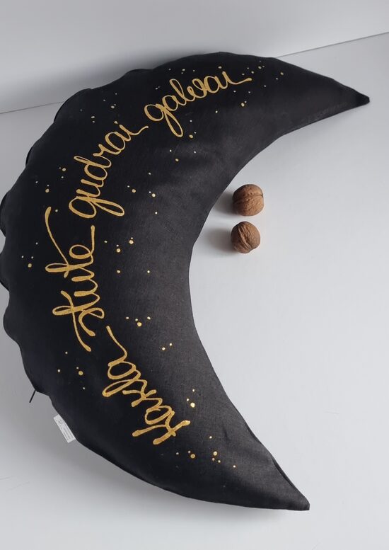 GRIĶU SPILVENS 1  LIELAIS MĒNESS "KAKLA STUTE GUDRAI GALVAI" MELNS 28X60CM 