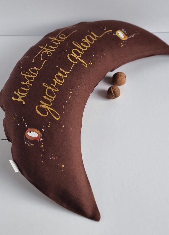 GRIĶU SPILVENS 2  "KAKLA STUTE GUDRAI GALVAI" BRŪNS 28X60 CM