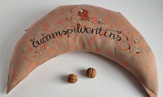 GRIĶU SPILVENS 3  "ČUČAMSPILVENTIŅŠ" AR LĀCĪTI LAŠU KRĀSAS AR RAKSTIEM 28X60 CM 