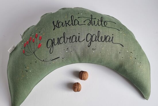 GRIĶU SPILVENS LIELAIS MĒNESS 4  "KAKLA STUTE GUDRAI GALVAI" AR ODZIŅĀM ZAĻŠ 28X60 CM   