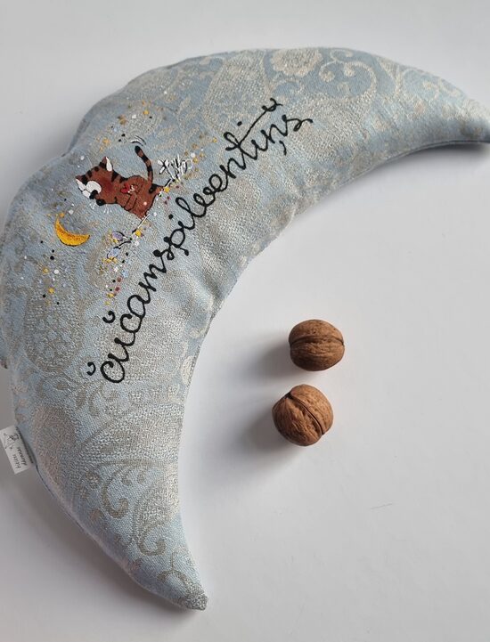 GRIĶU SPILVENS MĒNESTIŅŠ MAZAIS 2  "ČUČAMSPILVENTIŅŠ" AR KAĶI GAIŠI ZILS AR RAKSTIEM 19X40CM