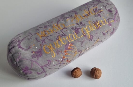 GRIĶU SPILVENS #1  "KAKLA STUTE GUDRAI GALVAI" PELĒKS AR VIOLETU RAKSTU 40X15 CM "Ø" 