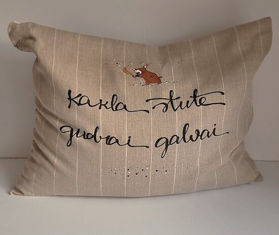 #1 LSP  50X60*  "KAKLA STUTE GUDRAI GALVAI" LINA PELĒKS AR BALTĀM SVĪTRĀM 50X60 CM