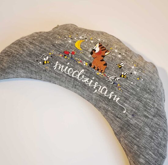 GRIĶU SPILVENS MĒNESTIŅŠ AR TEKSTU MAZAIS 5# "MIEDZIŅAM" AR KAĶĪTI MELNBALTS 19X40 CM